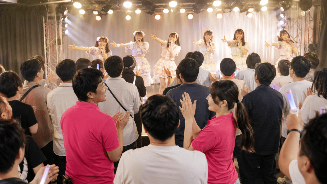 アイドルのライブを自然に応援している観客代行のイメージ