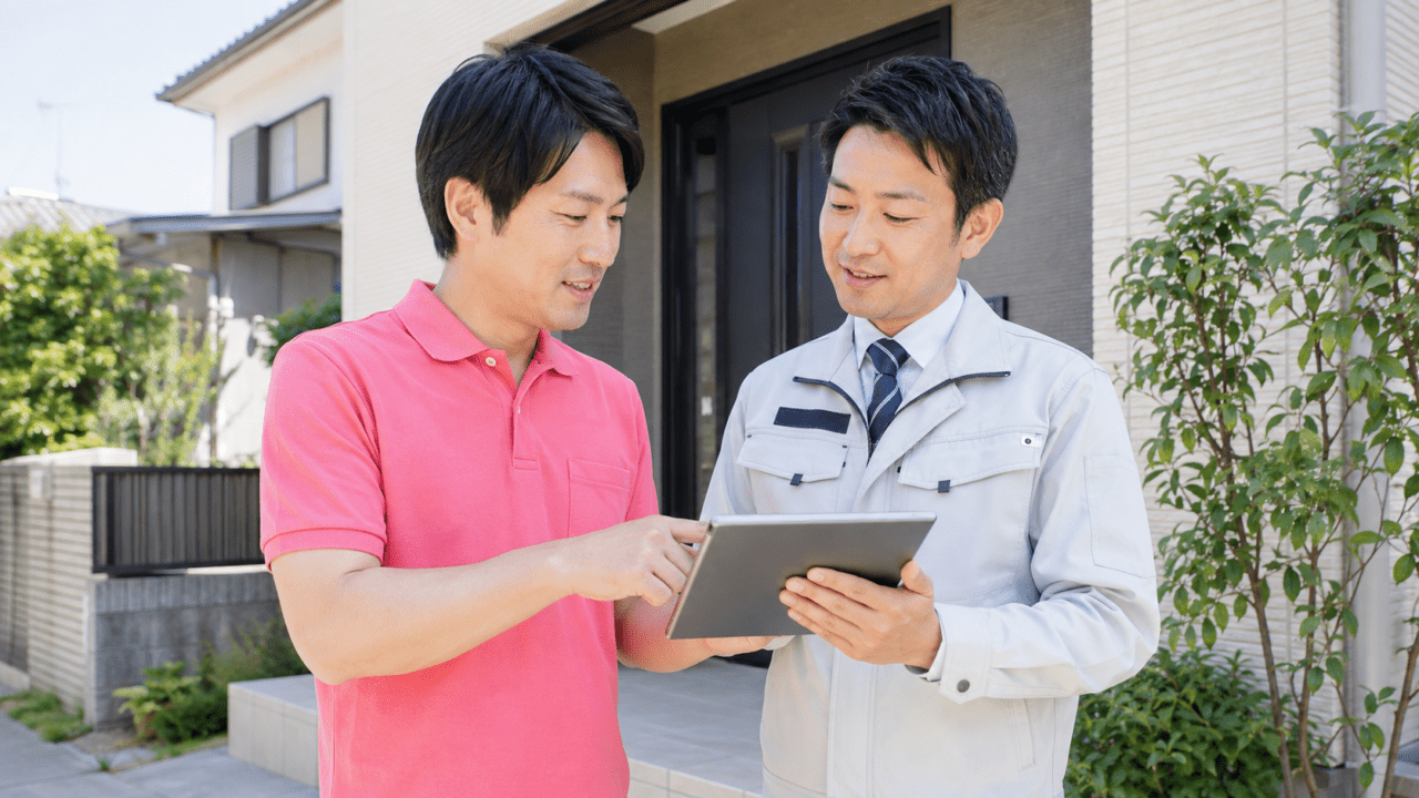 便利屋スタッフと専門事業者が住宅の作業内容を確認しているイメージ